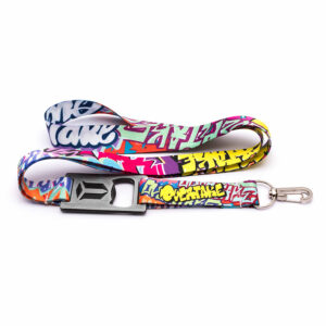 LANYARD DESTAPADOR ZAMAK BAJO RELIEVE CON ARNES METALICO PLATA 2CM