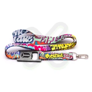 LANYARD CON DESTAPADOR ZAMAK BAJO RELIEVE Y MOSQUETON GIRATORIO CON PALANCA 2CM